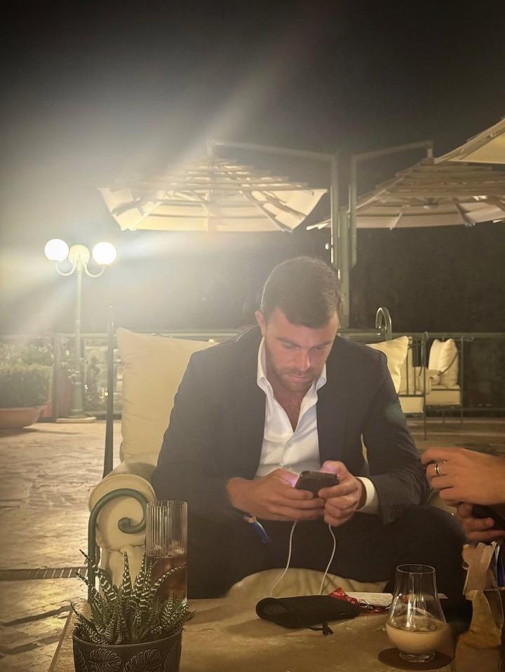 转会窗真正的顶流！罗马诺晒转会稿件，密密麻麻&amp;amp;从早忙到晚