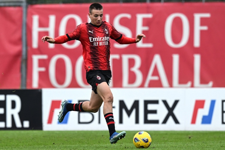 记者：17岁前锋卡马达可能1月回归米兰，俱乐部正评估球员伤情