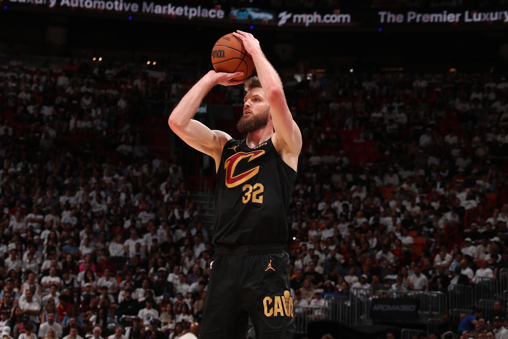 开云APP-骑士季后赛前景:哈登带来韧性与强硬 绿军成争冠路上最大拦路虎