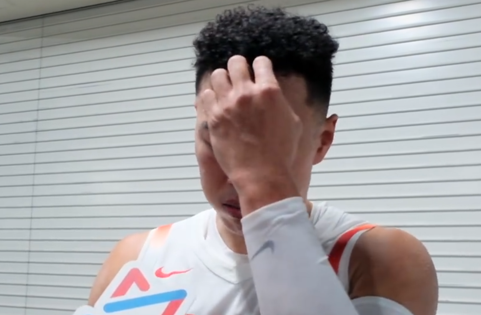 猛男落泪！贺希宁真挚发言令人动容 名记直言两关键三分当记头功