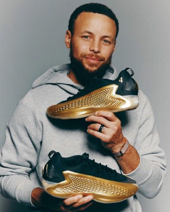 开云在线-库里球鞋慈善拍卖会举行|斯蒂芬·库里|金州勇士队|大爱|时代|穿鞋_新浪体育_新浪新闻